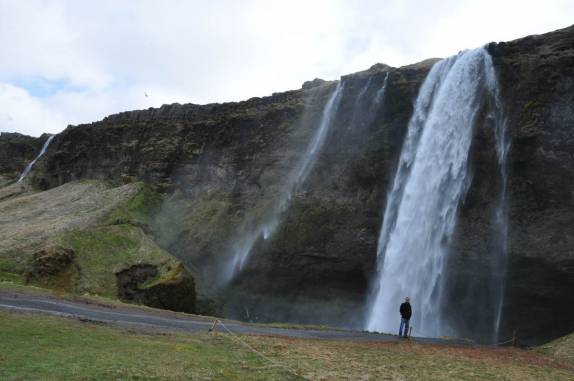 A imponente cachoeira de Seljalandsfoss, no sul da IsLândia